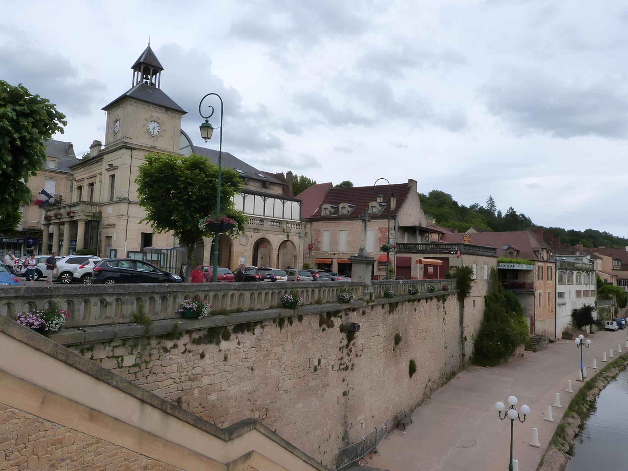 Lumineux, Bien Situe Et Tres Calme + Parking Prive Apartment Le Bugue Bagian luar foto